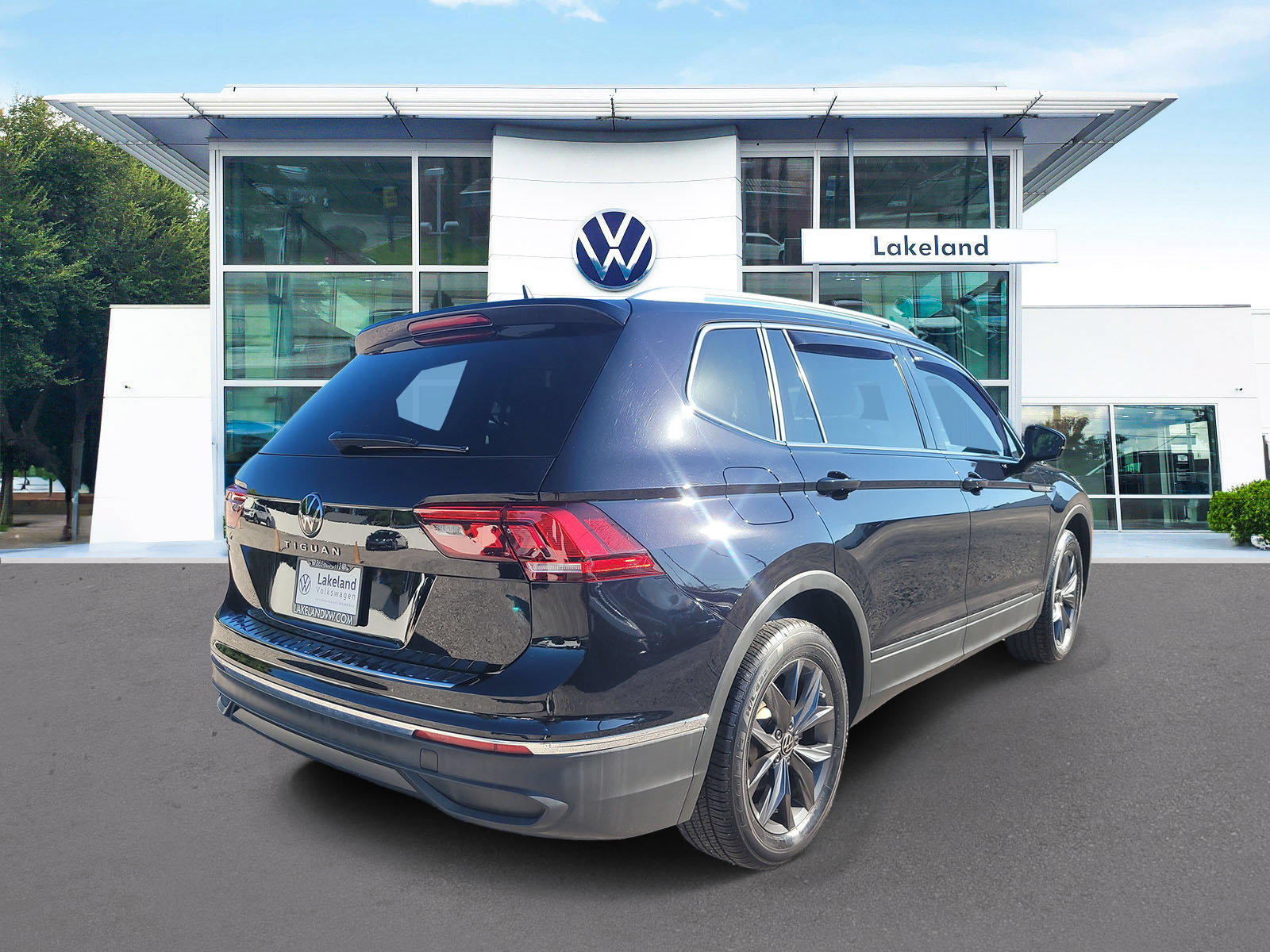 Used 2024 Volkswagen Tiguan SE FWD image 3