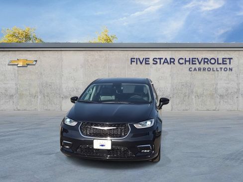 Used 2023 Chrysler Pacifica Touring-L FWD image 3