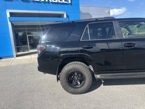 Used 2018 Toyota 4Runner TRD Off-Road Premium AWD/4WD image 4