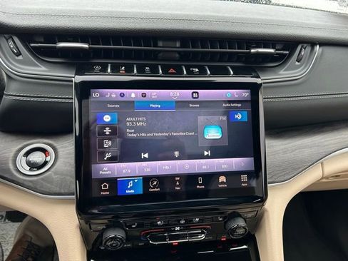 Used 2024 Jeep Grand Cherokee Limited w/ Luxury Tech Group II image 14