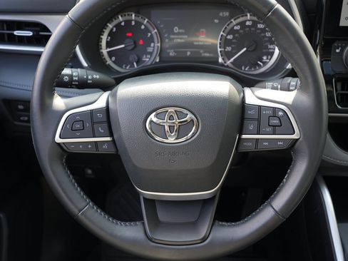 Used 2023 Toyota Highlander XLE AWD/4WD image 23