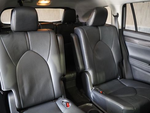 Used 2021 Toyota Highlander Limited image 32