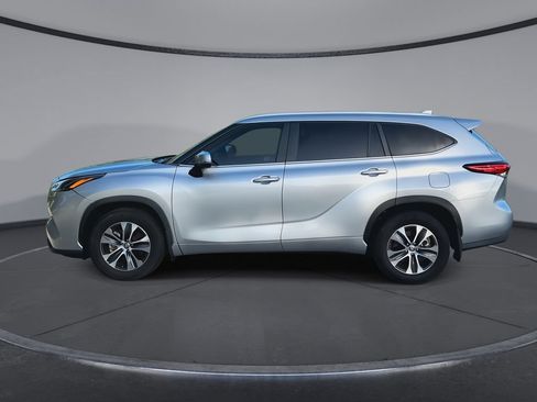 Certified 2023 Toyota Highlander XLE FWD image 5