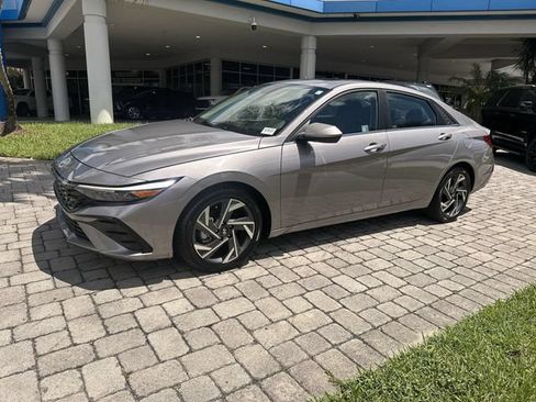 Used 2025 Hyundai Elantra SEL FWD image 21