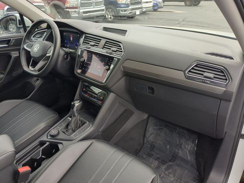 Used 2022 Volkswagen Tiguan SE w/ Panoramic Sunroof Package AWD/4WD image 34