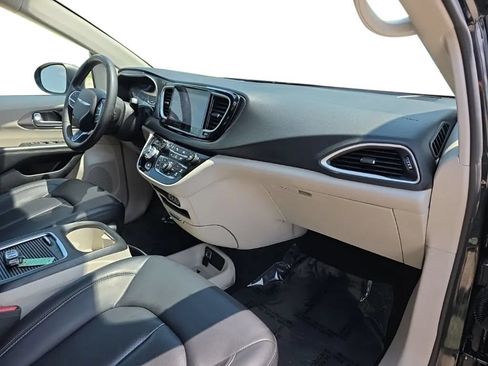 Used 2023 Chrysler Pacifica Touring-L FWD image 21