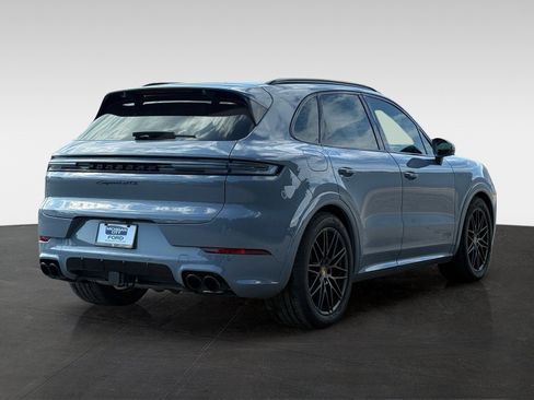 Used 2025 Porsche Cayenne GTS AWD/4WD image 5