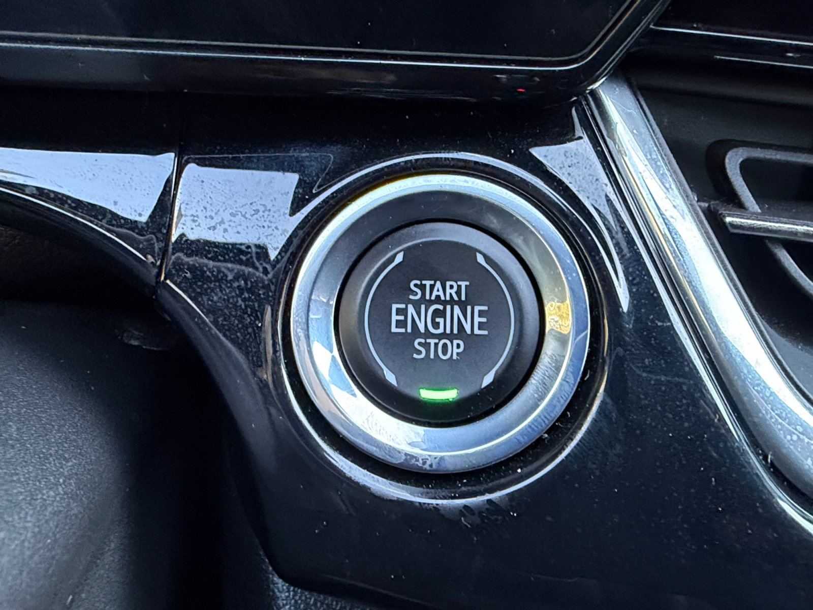 Used 2025 Chevrolet Trax RS w/ Sunroof Package FWD image 33