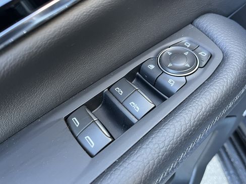 Used 2025 GMC Yukon XL Denali RWD image 15