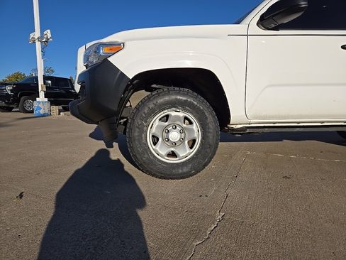 Used 2018 Toyota Tacoma SR image 10