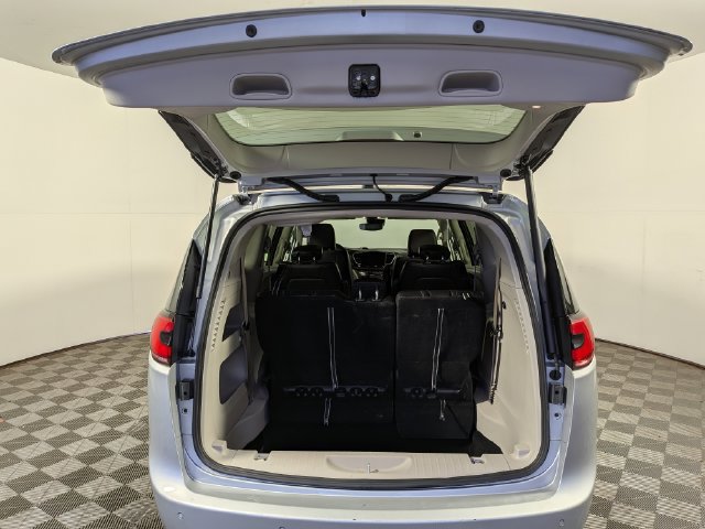 Used 2024 Chrysler Pacifica Touring-L FWD image 7