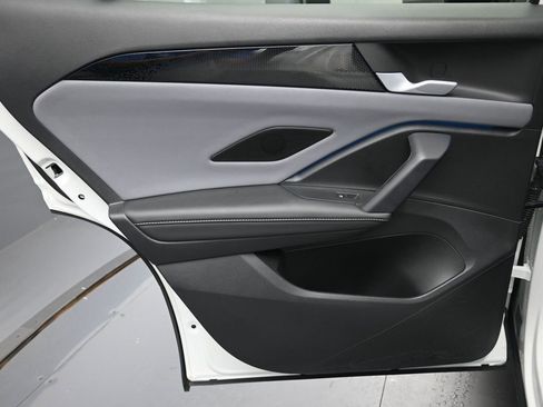 Certified 2025 Volkswagen Tiguan SE image 22