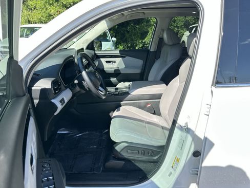 Used 2025 Honda Pilot Touring image 2