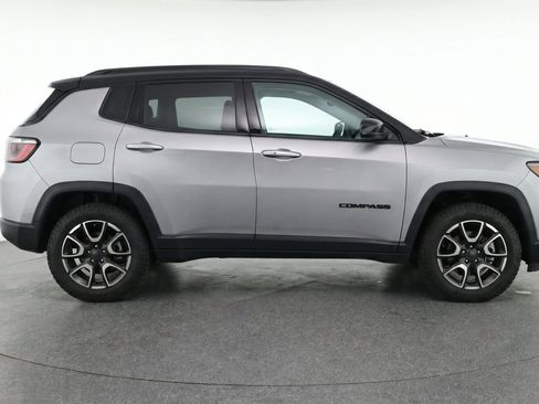 Used 2025 Jeep Compass Trailhawk AWD/4WD image 11