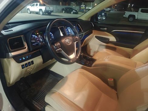 Used 2016 Toyota Highlander Limited Platinum w/ Four Season Floor Mat Package image 10
