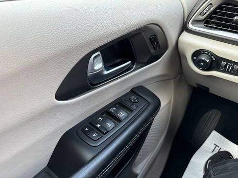 Used 2024 Chrysler Pacifica Touring-L FWD image 26