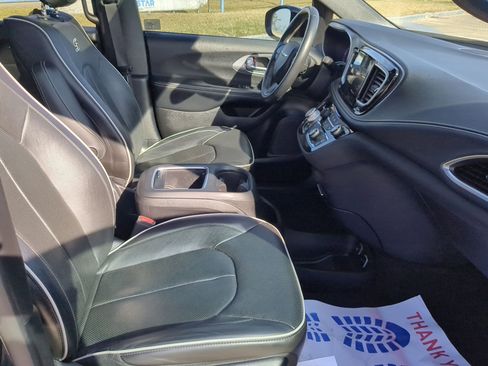 Used 2020 Chrysler Pacifica Limited w/ Advanced Safetytec Group image 32