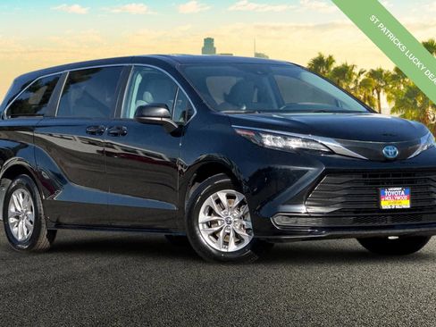 Used 2024 Toyota Sienna LE image 2