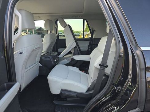 Certified 2025 Ford Expedition Platinum image 4