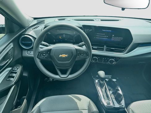 Used 2025 Chevrolet Trax LT FWD image 18