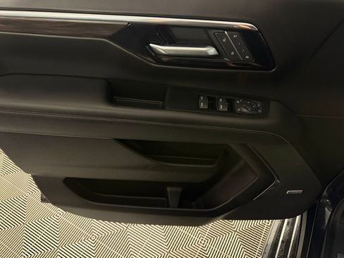 Used 2025 Chevrolet Suburban Premier image 24