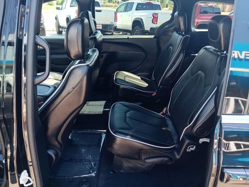 Used 2026 Chrysler Pacifica Limited FWD image 25