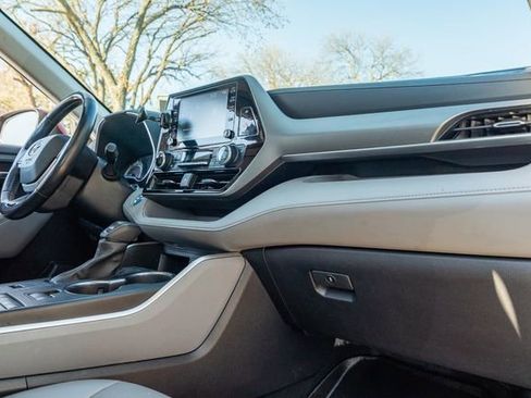 Used 2022 Toyota Highlander XLE image 49