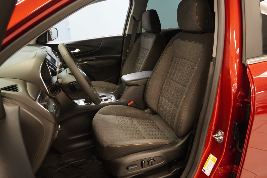 Used 2023 Chevrolet Equinox LT AWD/4WD image 3