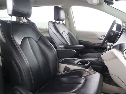 Used 2023 Chrysler Pacifica Touring-L FWD image 29