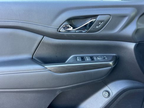 Used 2023 GMC Acadia SLT w/ Elevation Edition image 12