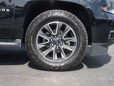 Used 2018 Chevrolet Suburban LT RWD image 4