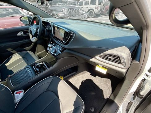 New 2026 Chrysler Pacifica Limited w/ S Appearance Package image 33