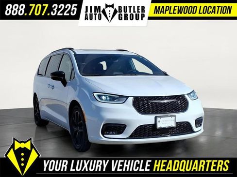 Used 2025 Chrysler Pacifica Limited image 6