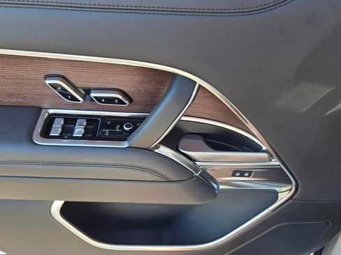 Used 2023 Land Rover Range Rover Long Wheelbase SE image 31