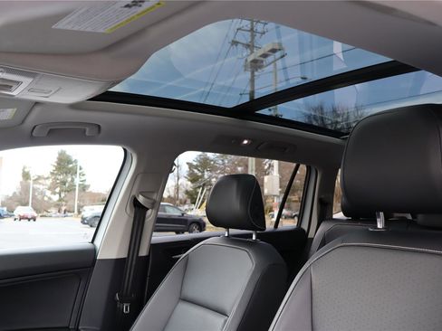 Certified 2021 Volkswagen Tiguan SE w/ Panoramic Sunroof Package image 23