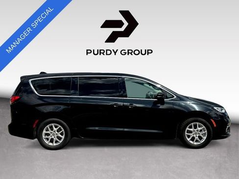 Used 2023 Chrysler Pacifica Touring-L FWD image 9