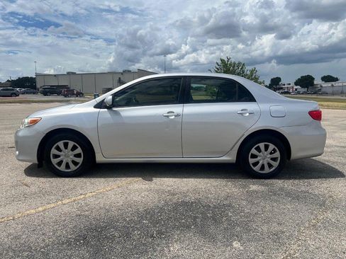 Used 2011 Toyota Corolla LE FWD image 2