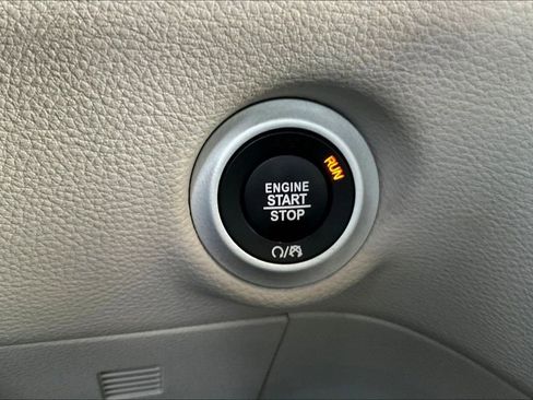 Used 2023 Chrysler Pacifica Touring-L FWD image 16