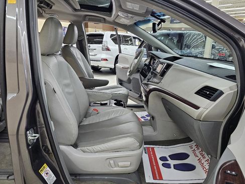 Used 2013 Toyota Sienna XLE image 23