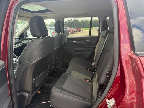 Used 2023 Jeep Grand Cherokee Laredo X AWD/4WD image 6