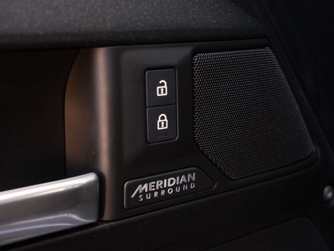 Used 2025 Land Rover Defender 110 X image 13