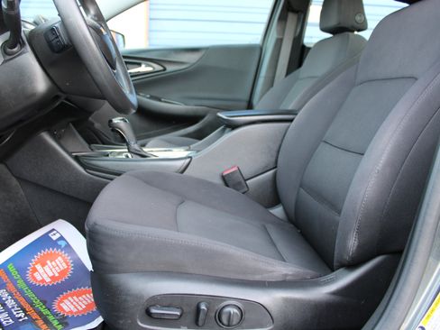 Used 2017 Chevrolet Malibu LT image 16