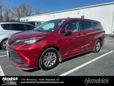 Used 2021 Toyota Sienna LE image 1