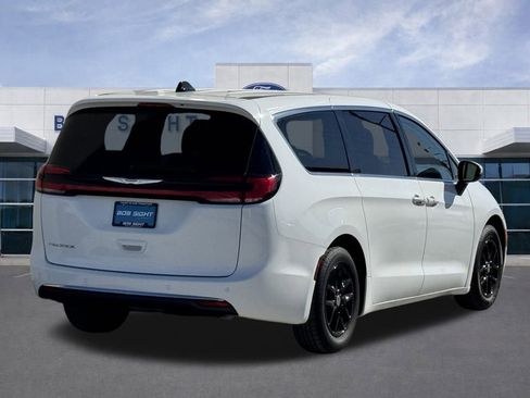 Used 2023 Chrysler Pacifica Touring-L image 2