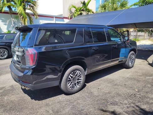 Used 2025 Chevrolet Suburban Z71 AWD/4WD image 9