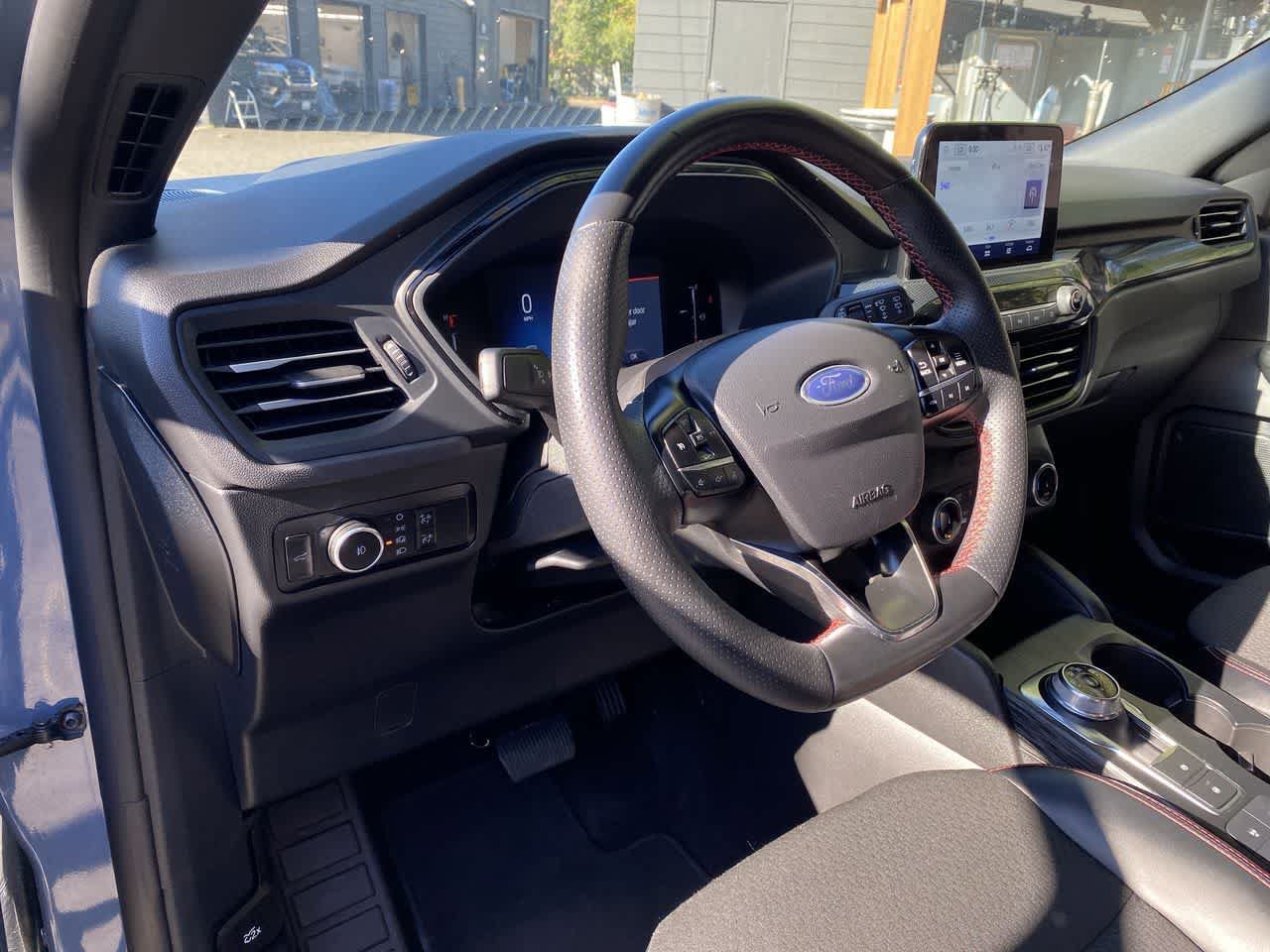 Used 2025 Ford Escape ST-Line Select AWD/4WD image 2