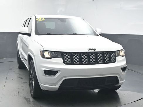 Used 2019 Jeep Grand Cherokee Altitude RWD image 2