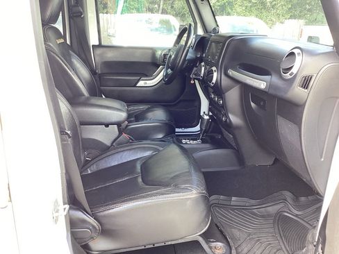 Used 2013 Jeep Wrangler Unlimited Sahara w/ Connectivity Group image 10