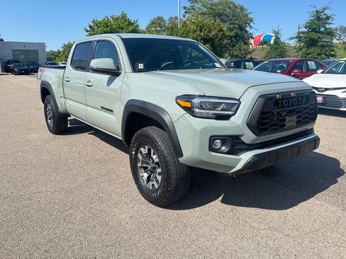 Used 2023 Toyota Tacoma TRD Off-Road w/ Technology Package AWD/4WD image 12