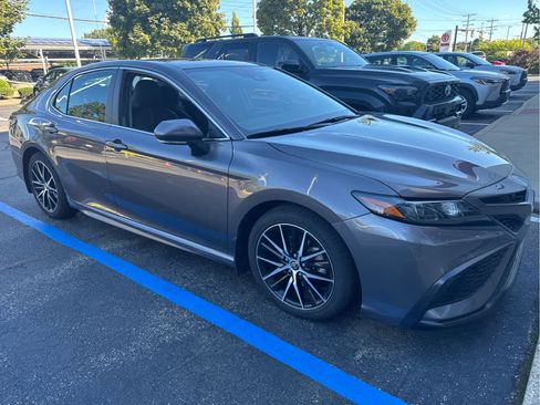 Used 2023 Toyota Camry SE w/ Audio Upgrade Package FWD image 3